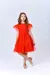 Menina usando um vestido de festa infanto juvenil vermelho com tule e algodão, com detalhes em camadas e mangas bufantes.