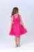 Vestido de festa infanto juvenil godê rosa com plumas visto de costas, destacando sua cor vibrante e estilo elegante.