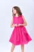 Vestido de festa infanto juvenil godê na cor rosa com plumas, usado por uma menina sorridente.