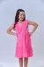 Vestido de festa infantojuvenil rosa com babado em paetê, modelo alegre e confortável, usado por uma menina sorridente.