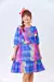 Vestido de praia infantil com estampa colorida de escamas, ideal para o verão.