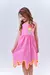Vestido infantil rosa com detalhe de sorvete, ideal para praia, usando uma menina sorridente.