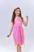 Vestido infantil rosa com detalhe de sorvete, ideal para praia, usado por uma menina sorridente.
