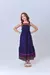 Vestido longo azul marinho com detalhes coloridos, usado por uma menina sorridente.
