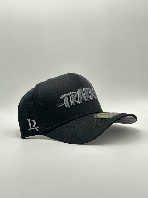 GORRA JC HATS X LUIS R // TRAKAS CURVA NEGRA/GRIS