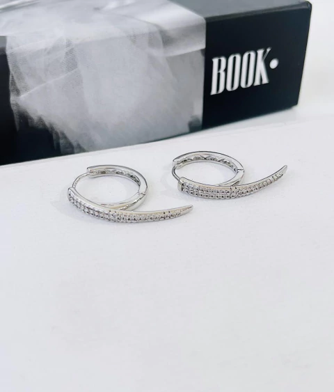 Argola Click Zircônia Cravejada Prateado - comprar online