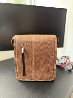 Bandolera de piel genuina para hombres con direfentes compartimentos y asa ajustable.