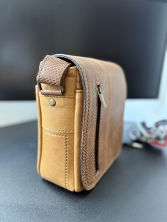Bandolera de piel genuina para hombres con direfentes compartimentos y asa ajustable.