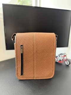 Bandolera de piel genuina para hombres con direfentes compartimentos y asa ajustable.