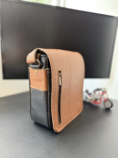 Bandolera de piel genuina para hombres con direfentes compartimentos y asa ajustable.