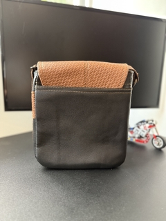 Bandolera de piel genuina para hombres con direfentes compartimentos y asa ajustable.