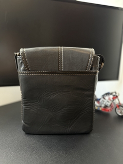 Bandolera de piel genuina para hombres con direfentes compartimentos y asa ajustable.