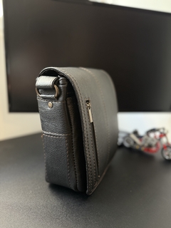 Bandolera de piel genuina para hombres con direfentes compartimentos y asa ajustable.