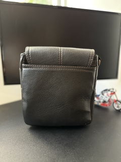 Bandolera de piel genuina para hombres con direfentes compartimentos y asa ajustable.