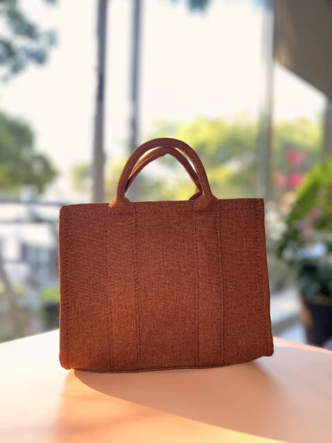 Bolsa crossbody telar sintética con asas cortas y asa negra ajustable. idela para salidas casuales o el día a día. 