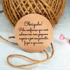 Tag Redonda 5x5 cm papel kraft impressão 2 lados com furo e cordão rami (250 unidades) - comprar online