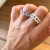 Anillo Cadena Con Esmalte Dorado - tienda online