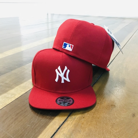 Bone NY Yankees Aba Reta Fechado Vermelho / Branco