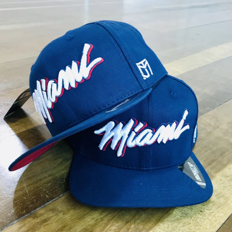 Bone MIAMI Art.Street Aba Reta. Azul Marinho / Branco