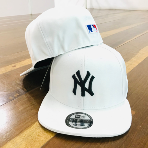 Bone NY Yankees Aba Reta Fechado Branco/Preto