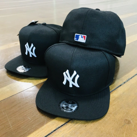 Bone NY Yankees Aba Reta Fechado Preto / Branco