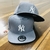 Bone NY Yankees Aba Reta Fechado Cinza / Branco. - comprar online