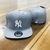 Bone NY Yankees Aba Reta Fechado Cinza / Branco. - loja online