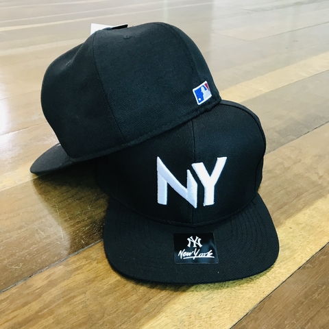 Bone NY New York Aba Reta Fechado Preto / Branco