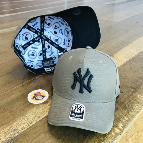 Bone NY Yankees Aba curva. Bege Escuro/Preto - comprar online