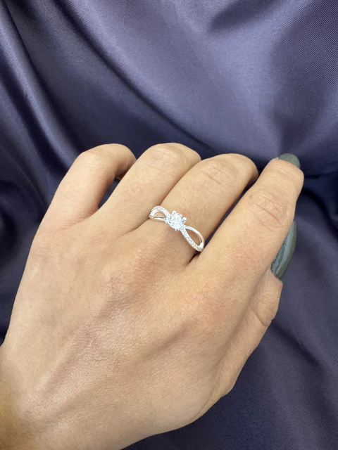 Anel solitário com detalhe vazado nas laterais - comprar online