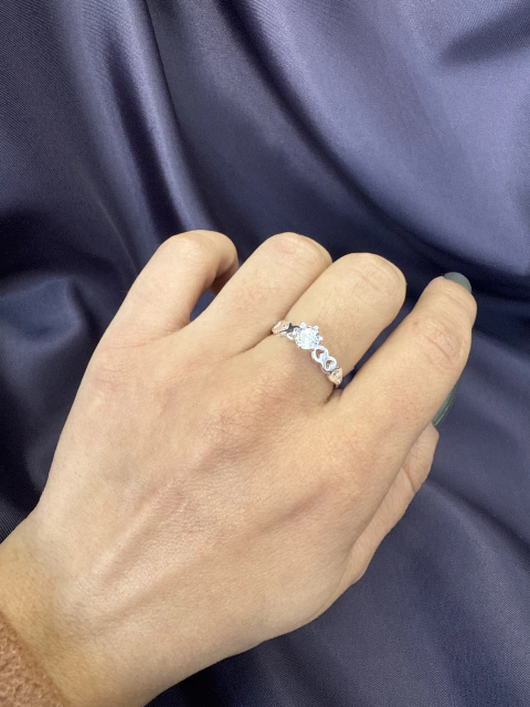 Anel solitário com detalhe coração nas laterais - comprar online