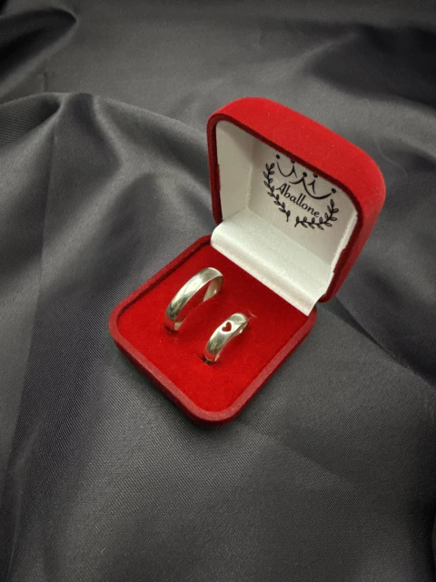 Par de alianças 5mm uma com coração vazado - comprar online