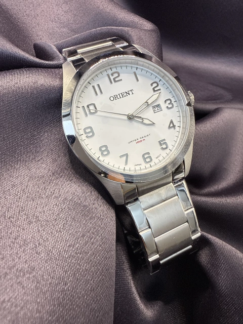 Relógio Orient fundo branco - comprar online