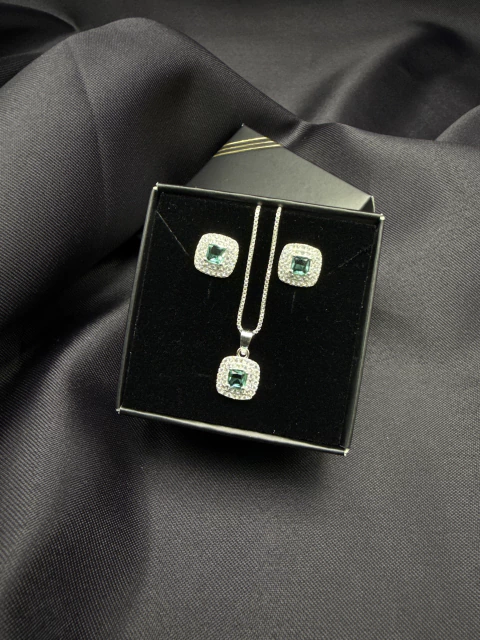 Conjunto cravejado quadrado - comprar online