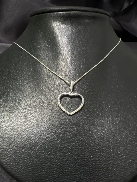 Colar Coração metade cravejado - comprar online