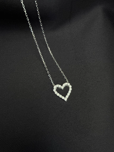 Colar coração vazado cravejado - comprar online