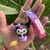 Llavero kuromi en la escoba
