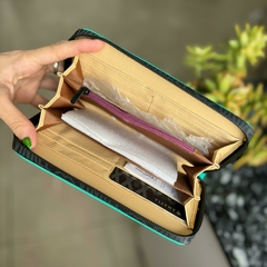 Billetera amayra tela de avion fucsia en internet