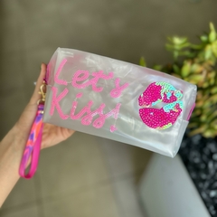 Porta cosmeticos lets kiss / color: fucsia