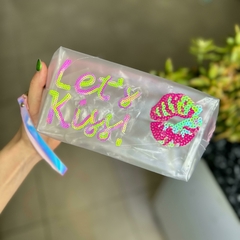 Porta cosmeticos lets kiss / color: rosa