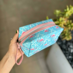 Porta cosmeticos flamenco fondo celeste - comprar online