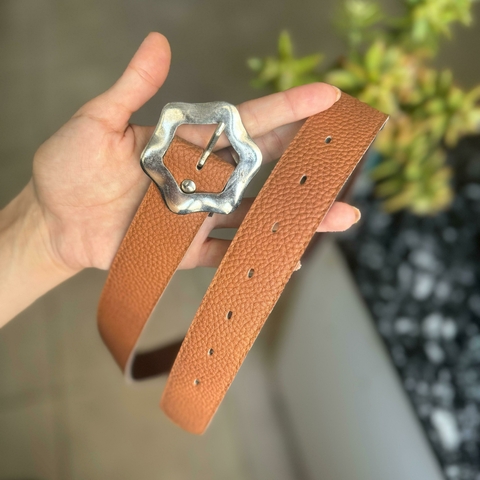 Cinto flor marron 107cm