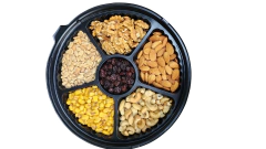 Bandeja de frutos secos y snacks salados