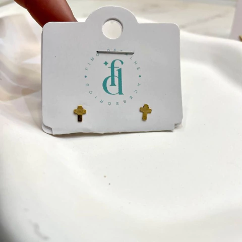 Brinco Mini Cruz Dourada