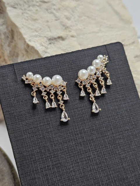 Brinco ear cuff com pérolas shell e zircônias