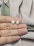 Brinco pérola shell achatada - Santa Clara Semijoias - Elegância e sofisticação em cada detalhe