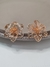 Brinco flor vazada com detalhes