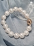 Pulseira com pérolas shell e fecho imã - Santa Clara Semijoias - Elegância e sofisticação em cada detalhe
