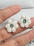 Brinco flor em baquelite com pedra na internet