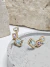 Brinco ear cuff cravejado em pedras coloridas